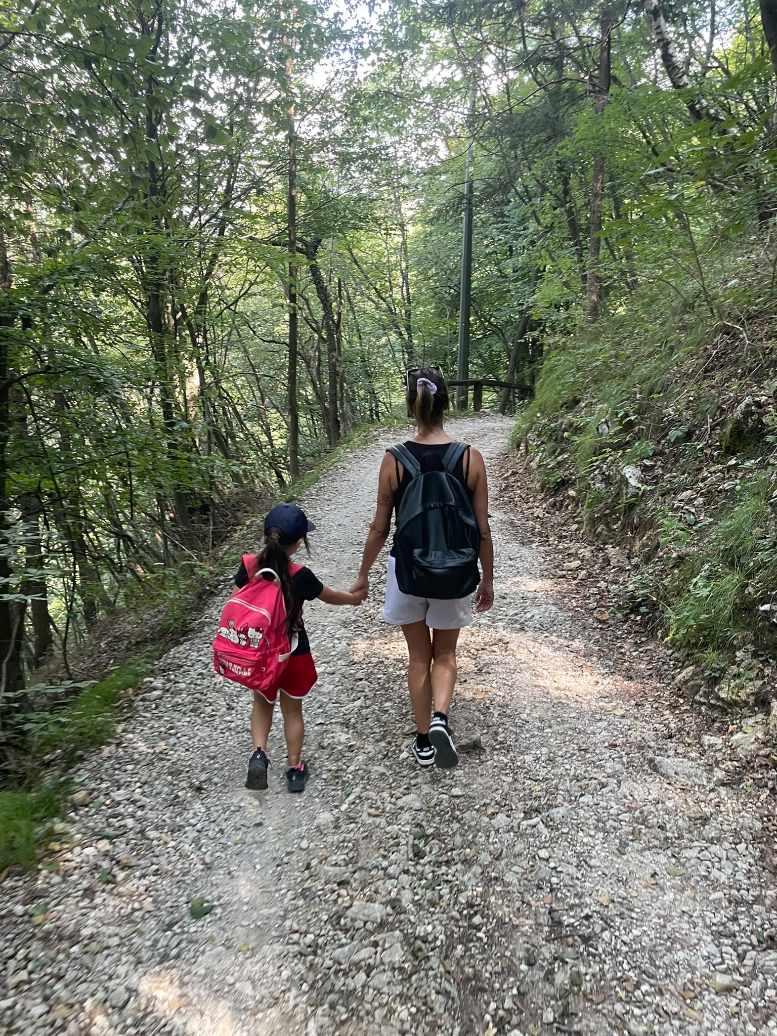 I bambini lungo il sentiero naturalistico