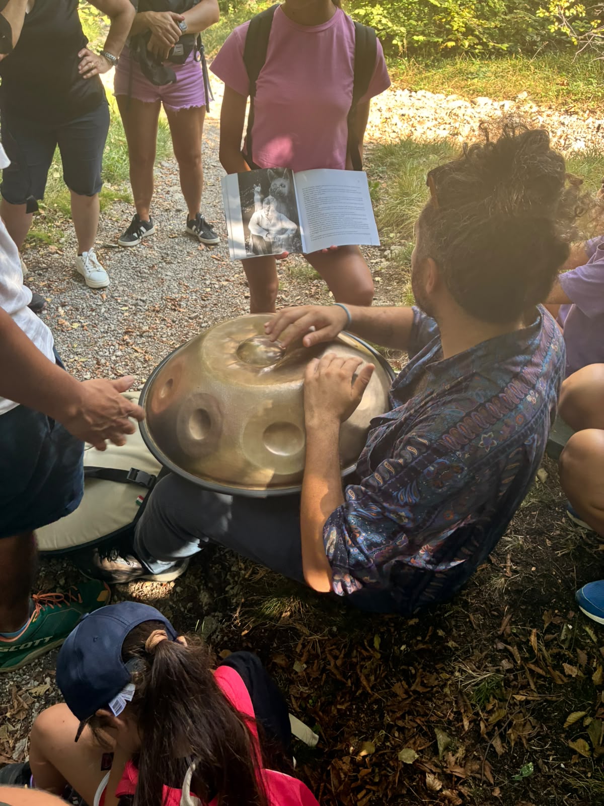 I bambini lungo il sentiero naturalistico