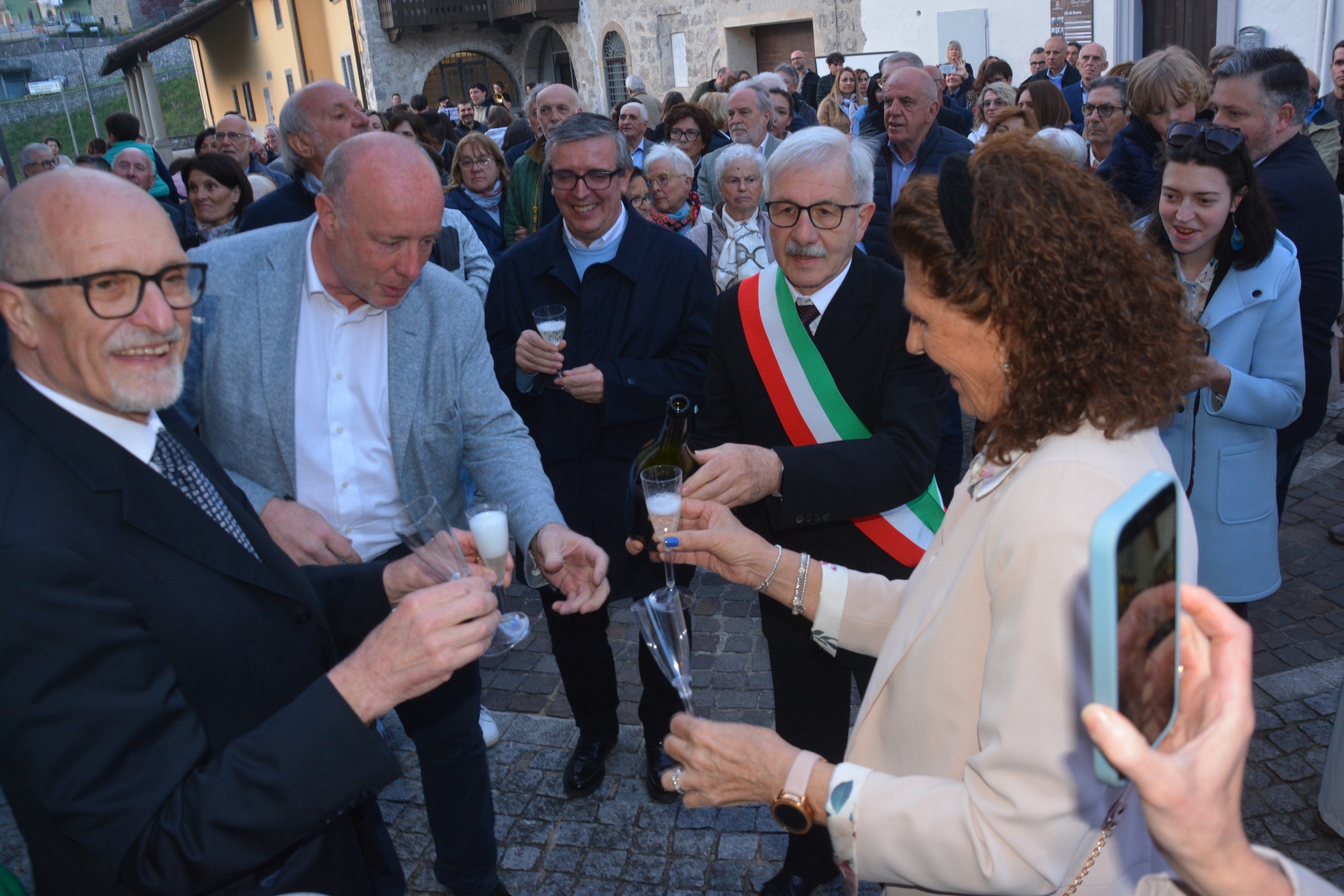 taglio del nastro due
