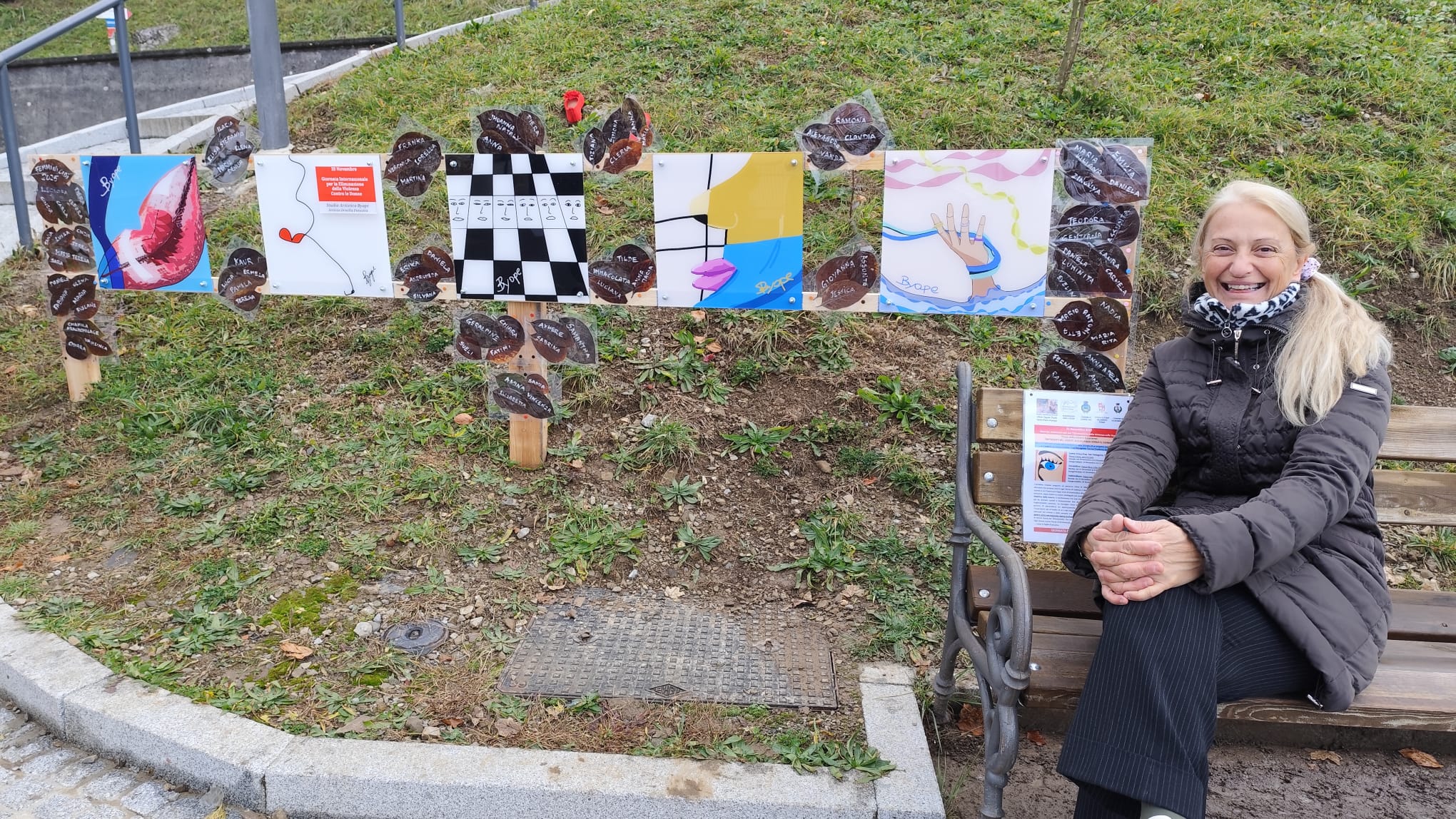 Ornella Pezzotta accanto alla sua installazione