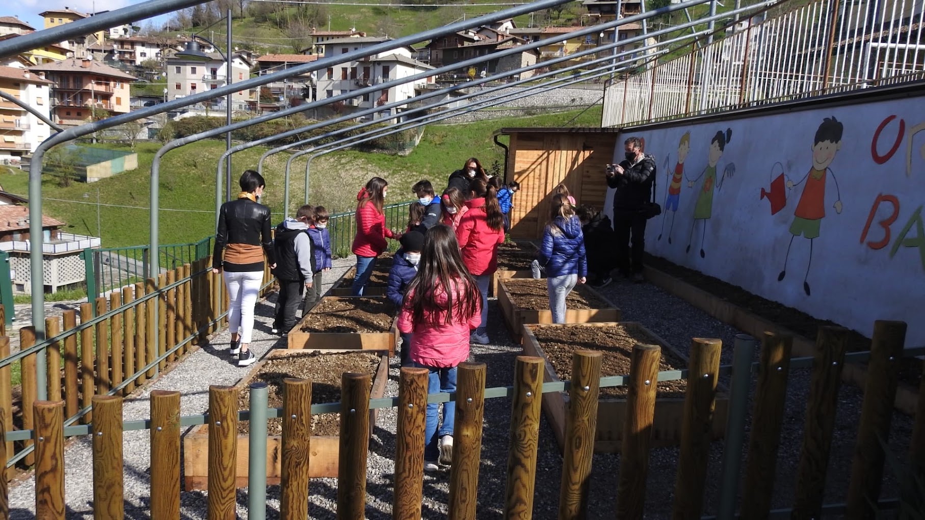 Bambini al lavoro nell orto