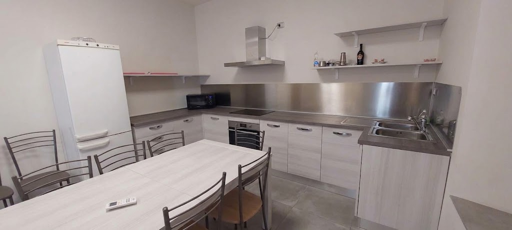 Zona cucina ad induzione e tavolo fino a 20 posti