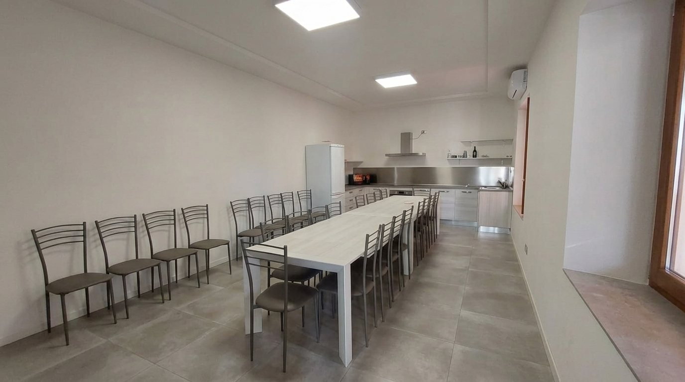 Vista dell'ampia sala e sedute lungo la parete