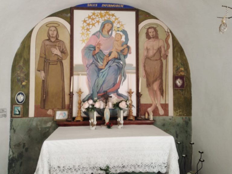 Dettaglio dell'altare in laterizio e decorazioni